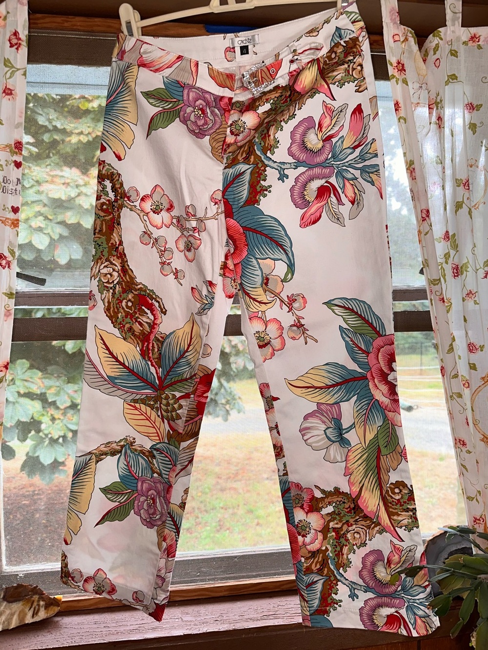 Caché • Rhinestone Belt Colorful Printed Floral Cropped Trousers